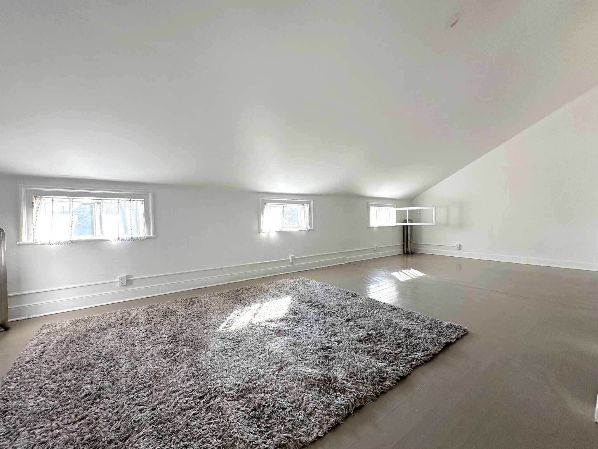 Building Photo - 112 1st St