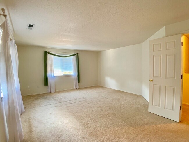 Building Photo - Unique 4 Bedroom Home- Minutes to Vancouve...