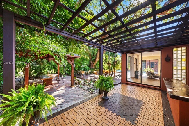 Building Photo - 5627 Granada Blvd