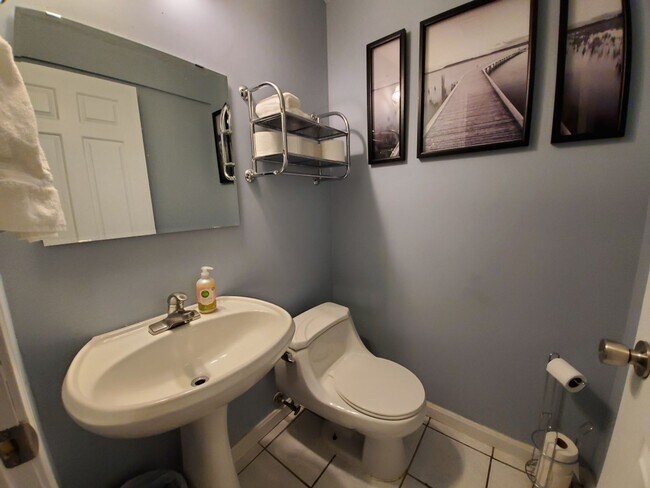 Building Photo - Furnished family home with large fenced backyard