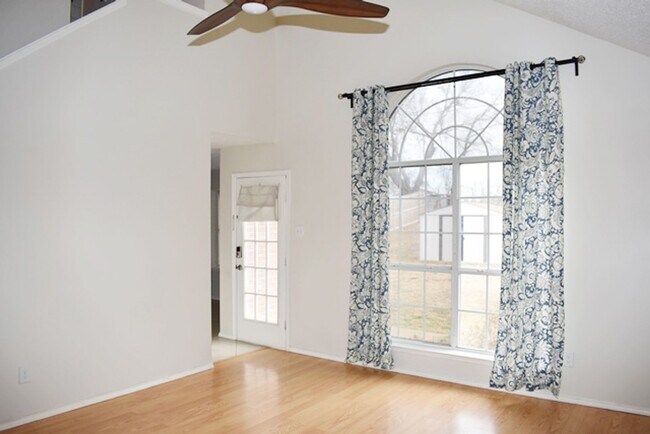 Building Photo - Lovely 3-2-2 in Ft. Worth in Desirable Loc...