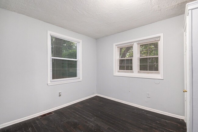 Building Photo - 3 bdrm, 2 bath home just a 3 minute walk t...