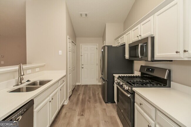 Building Photo - 1500 Logan Ln