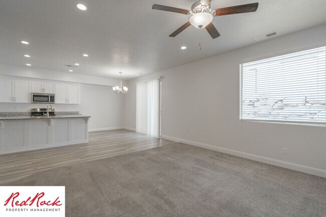 Building Photo - Modern Townhome in Desirable Hurricane Hei...