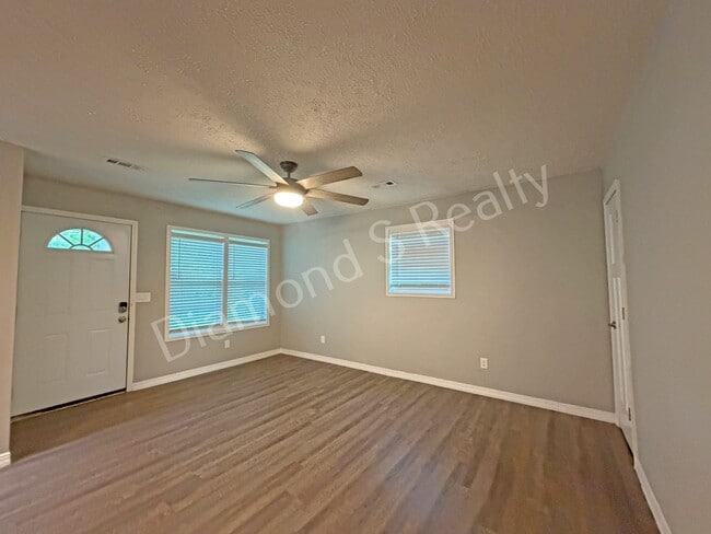 Building Photo - Spacious, Clean 3 Bedroom Home + Bonus Room Available!
