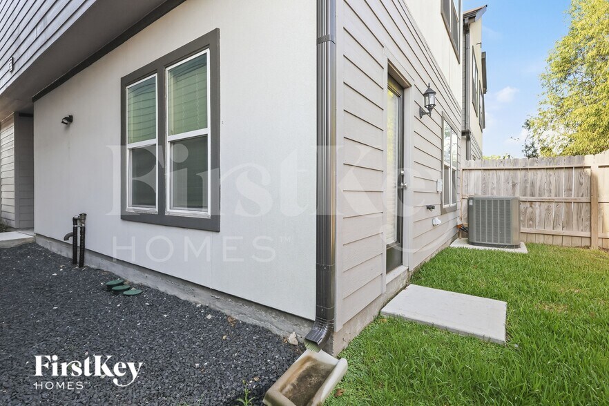 Building Photo - 313 N Centro Cir