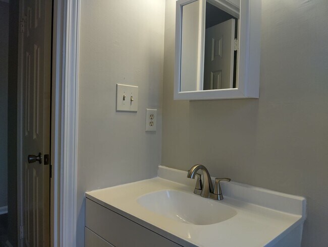 Building Photo - 7420 Bellehaven Dr