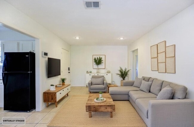 Building Photo - 9811 Shadydale Ln