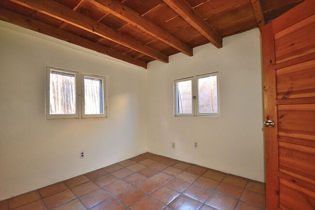 Building Photo - 142 Duran St