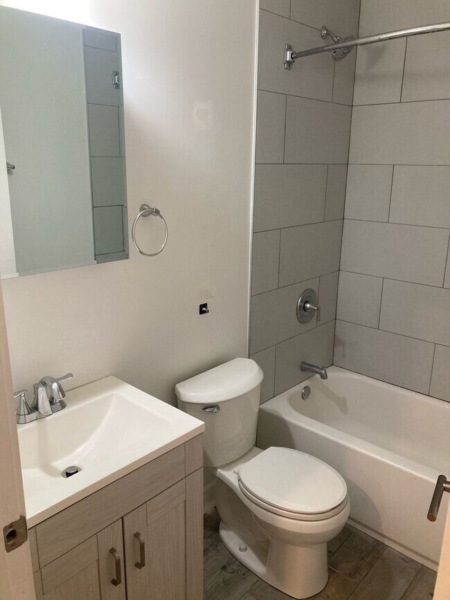 Building Photo - 1929 W Montrose Ave