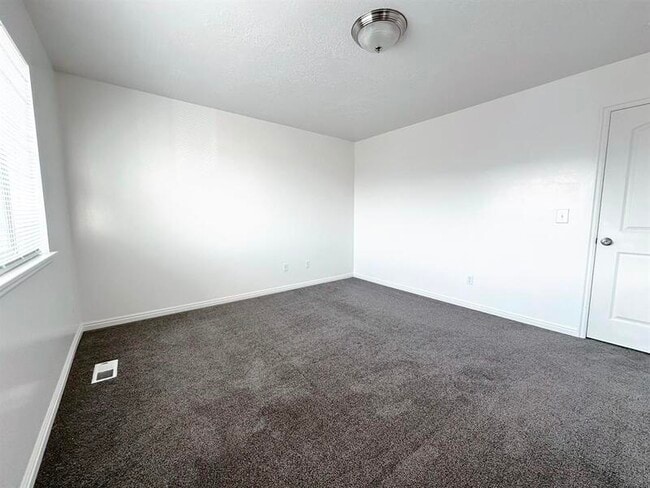 Building Photo - 2565 W 500 N