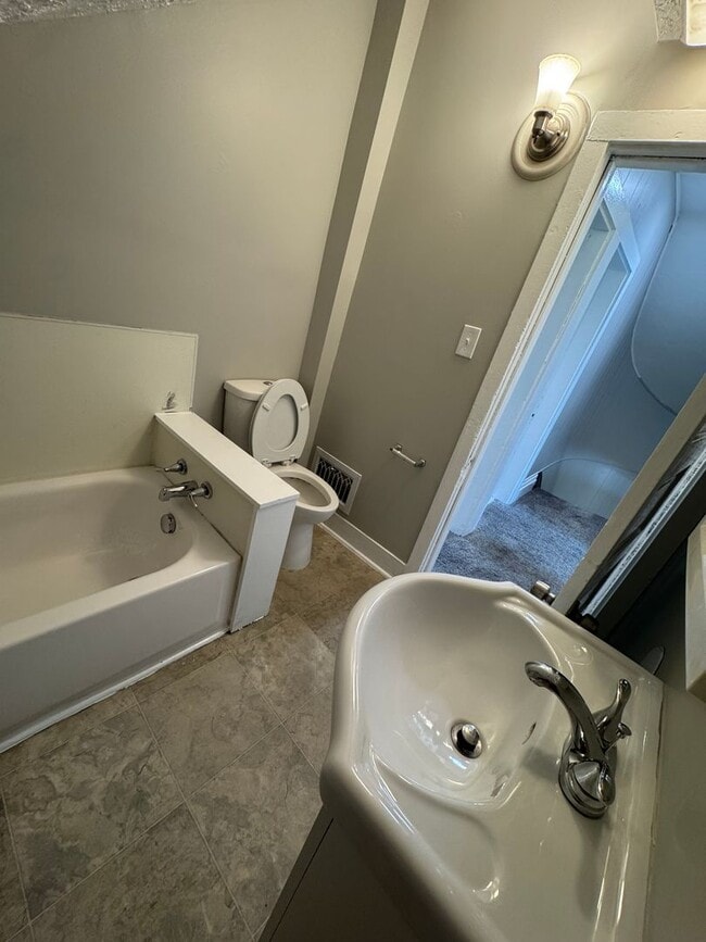 Building Photo - Spacious Four Bedroom House Close to Downt...