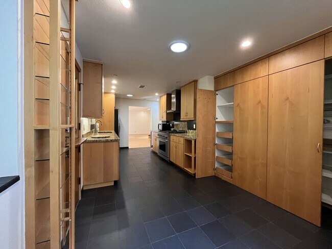 Building Photo - Charming Portland Retreat with Lush Garden, Forest Backdrop & Stylish Updates — Steps to OHSU