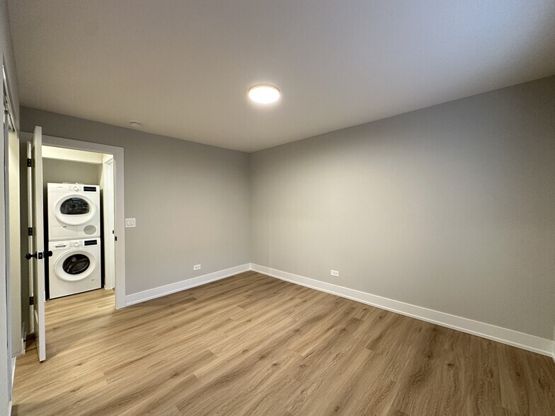 Building Photo - 535 W Aldine Ave