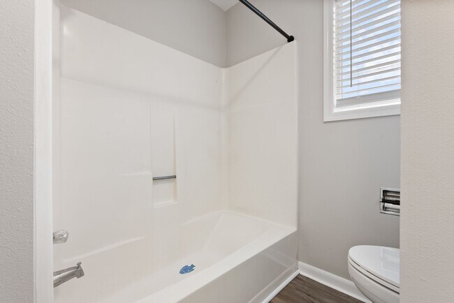 Building Photo - Newly Renovated 2 bedroom apartment