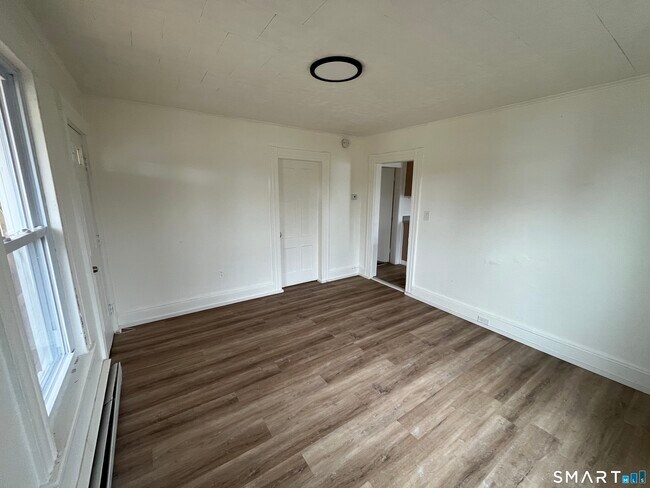 Building Photo - 11 Roosevelt Ave