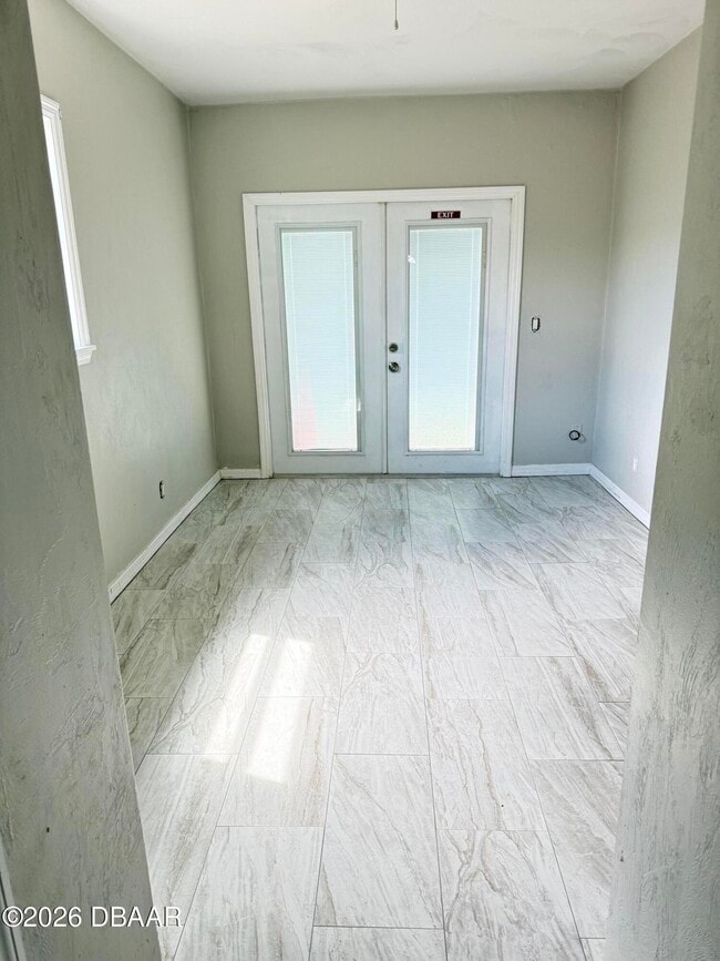 Building Photo - 548 S Caroline St