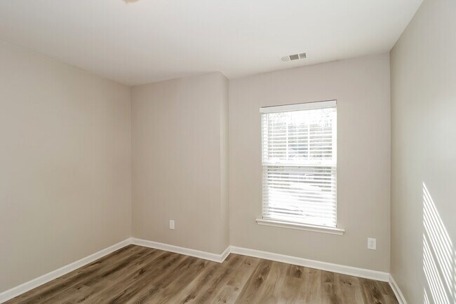 Building Photo - 134 Creekwood Tr