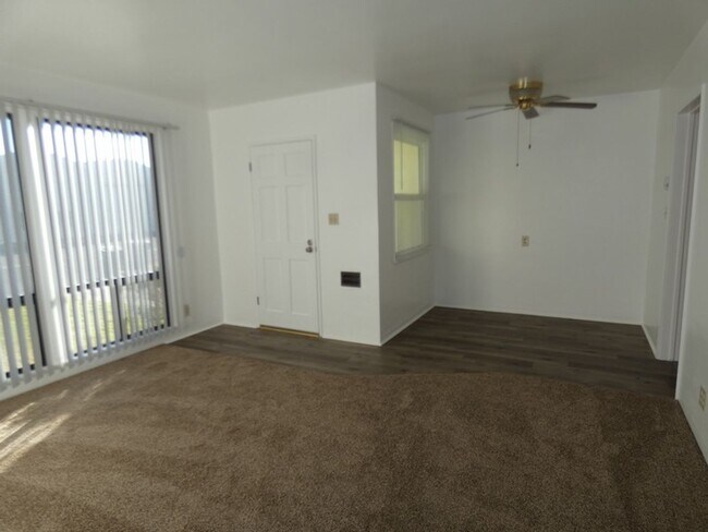 Building Photo - Holiday Move In Special!  First Month rent...