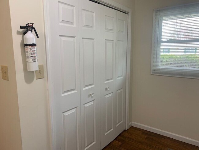 Building Photo - 1300-1302 S Hickory Grove Lane