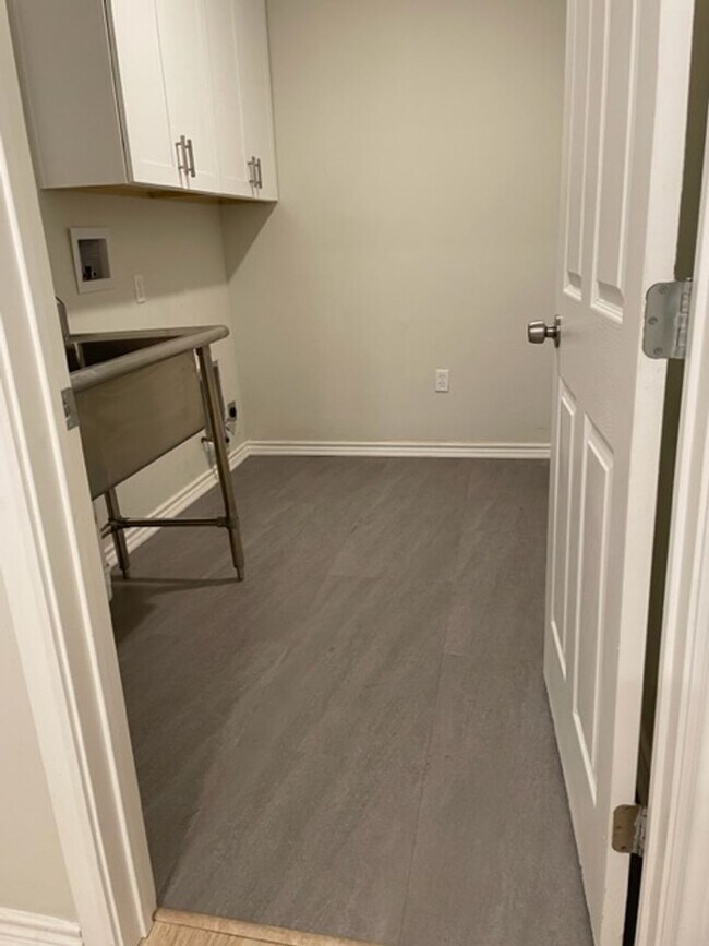 Building Photo - Application Received | Updated Single-Story 3 Bed, 2 Bath | Big Yard | Pet Restrictions