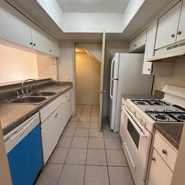 Building Photo - 7206 Creekside Dr