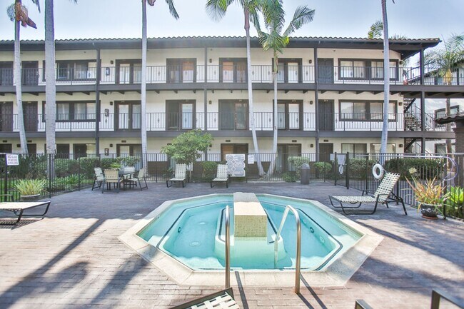 Building Photo - Los Caballeros #001