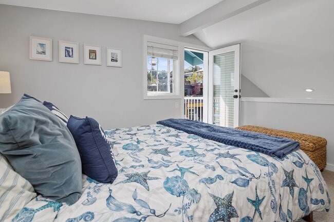 Building Photo - Portage Bay Floating Home