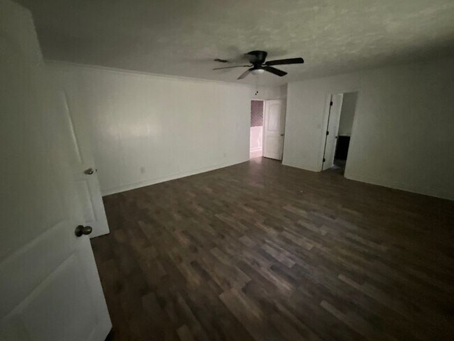 Building Photo - 2843 Comfort St
