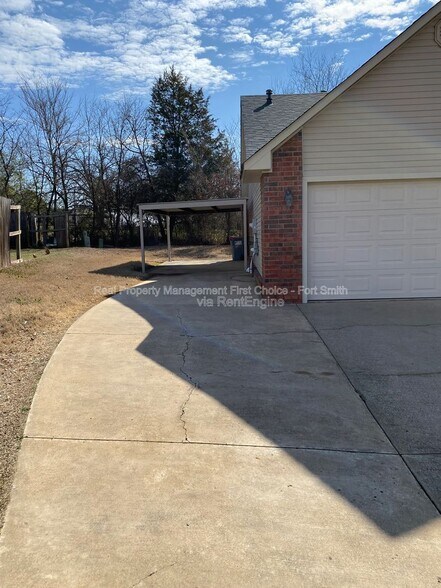 Building Photo - 1475 E Gate Dr