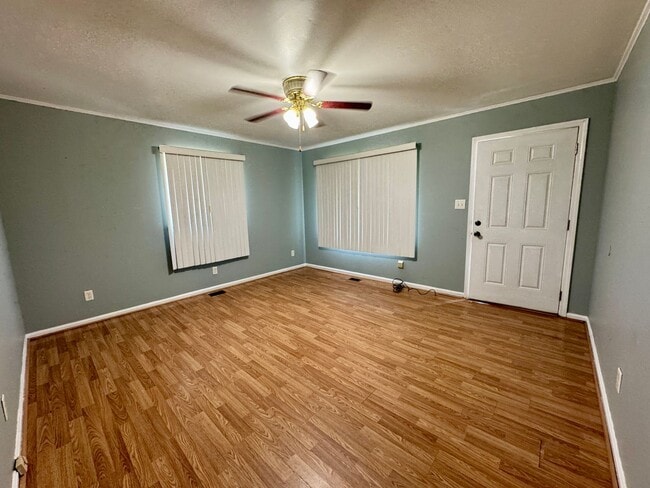 Building Photo - Move-in Ready!