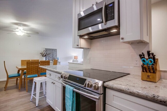 Building Photo - 453 S Sierra Ave