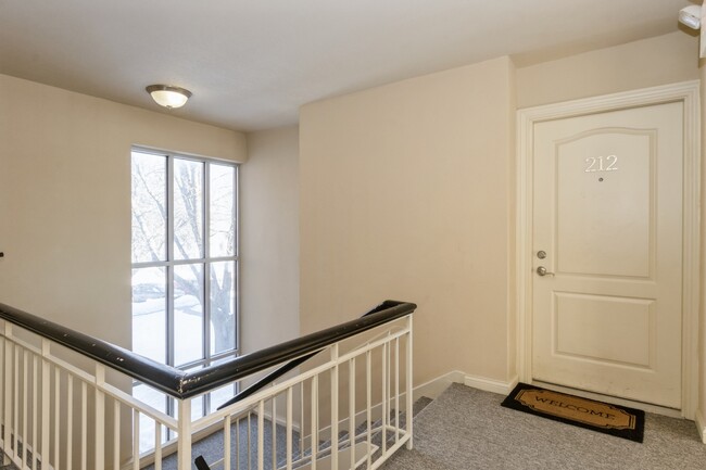 Lots of natural light in stairwell - 212 Grandview Ct