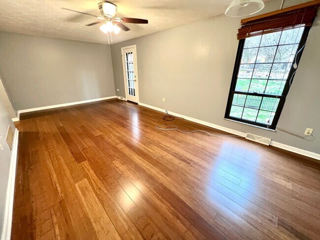 Building Photo - Sewickley Heights - Gorgeous Townhouse - 3...