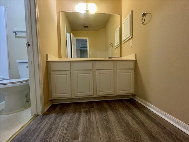 Building Photo - 7303 Foxshadows Ln