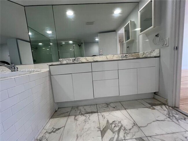 Building Photo - 5600 Collins Ave