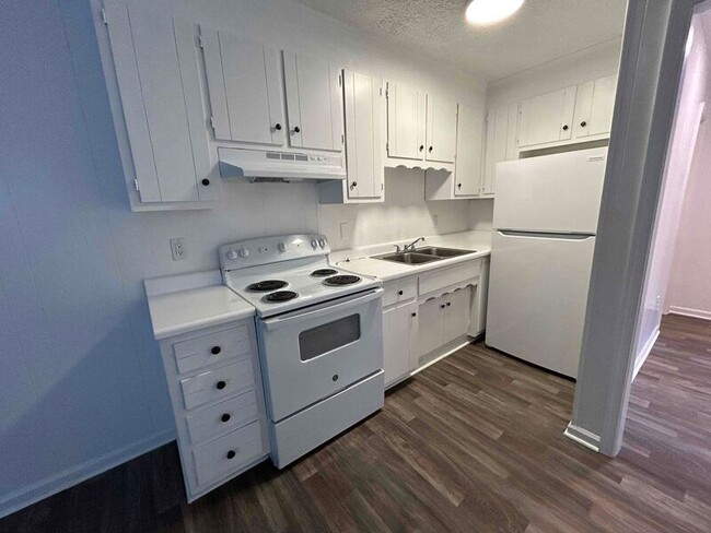 Building Photo - 5001 Alan Dr