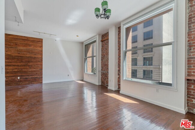 Building Photo - 257 S Spring St
