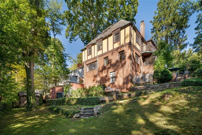 Building Photo - 11 Chelsea Dr