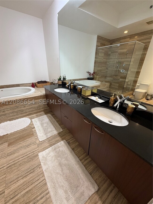 Building Photo - 15901 Collins Ave