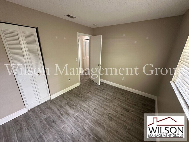 Building Photo - 643 David St