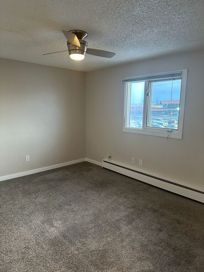 Building Photo - Heat Included! Heated Storage, 2 Bedroom/1...