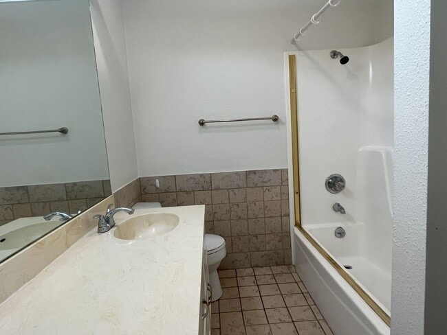Building Photo - Big 3/2 Townhome Close to Downtown
