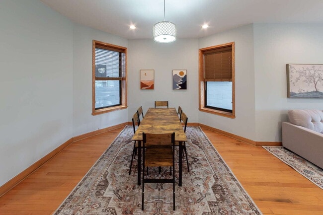 Building Photo - 3-Bedroom Apartment in Ukrainian Village / Humboldt Park!