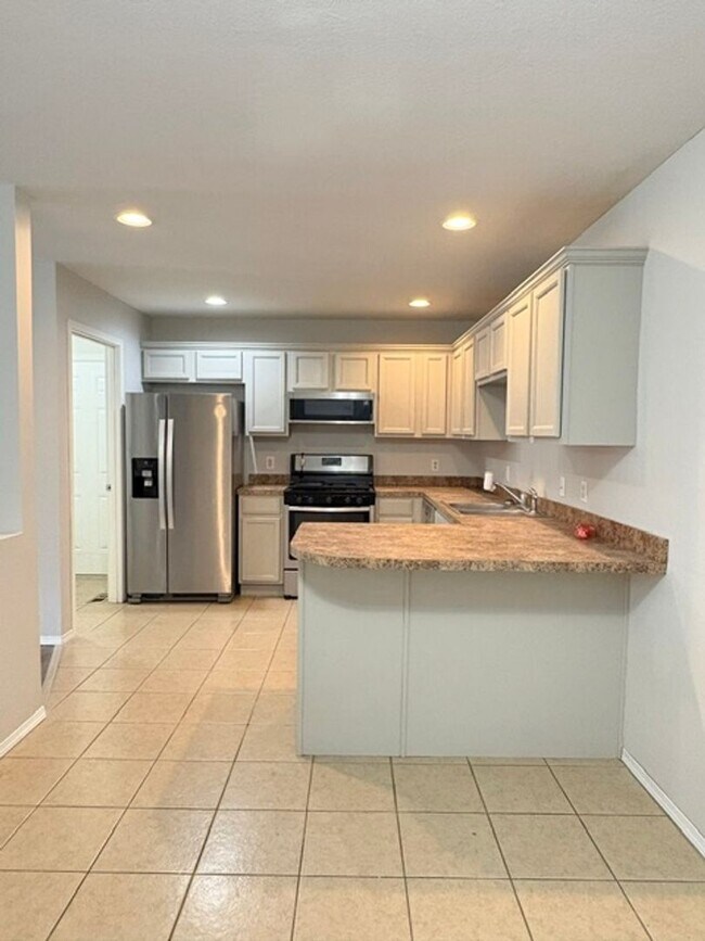 Building Photo - Ozark~ 4 bedroom walkout basement duplex for rent!