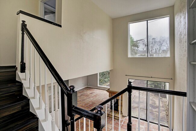 Building Photo - 217 Roy St