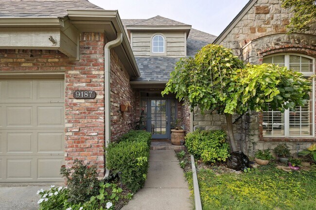 Building Photo - 4 Bedroom + Bonus Room & Office with Gorge...