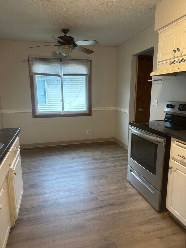 Building Photo - Newport Duplex