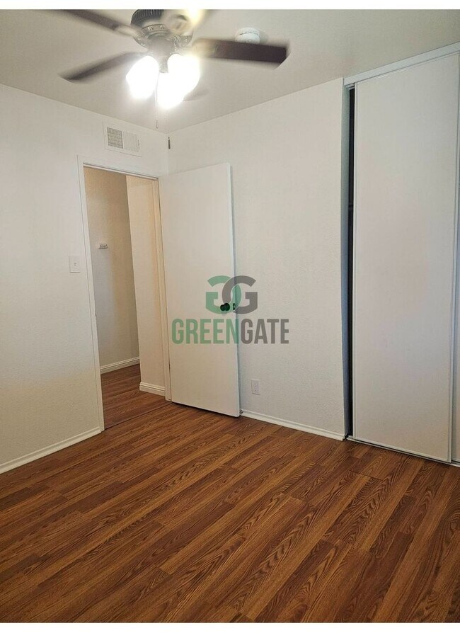 Building Photo - 3 BEDROOM 2 BATH HOME MOVE IN READY IN MOD...