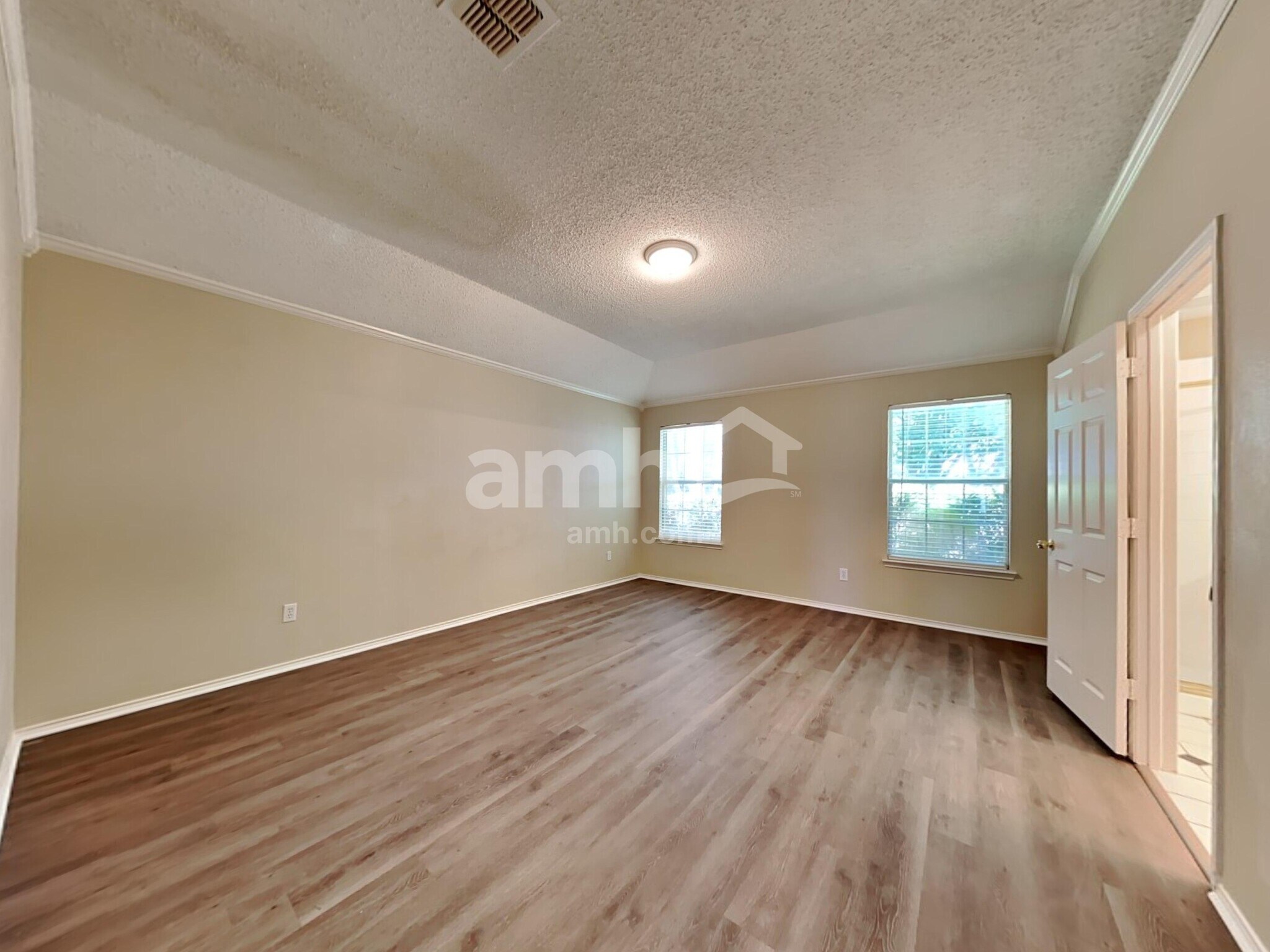 Building Photo - 3207 Athens Dr